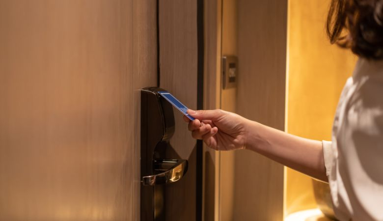 So sánh khóa vân tay với khóa thẻ từ - khóa thẻ từ